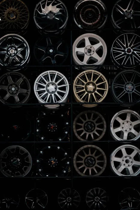 Collection of used aluminium alloy wheels