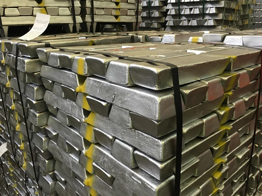 Stacked bundles of aluminium ingots